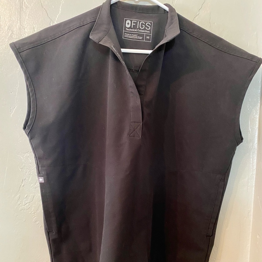 Figs Rafaela oversized scrub top in Black. XS. Used.